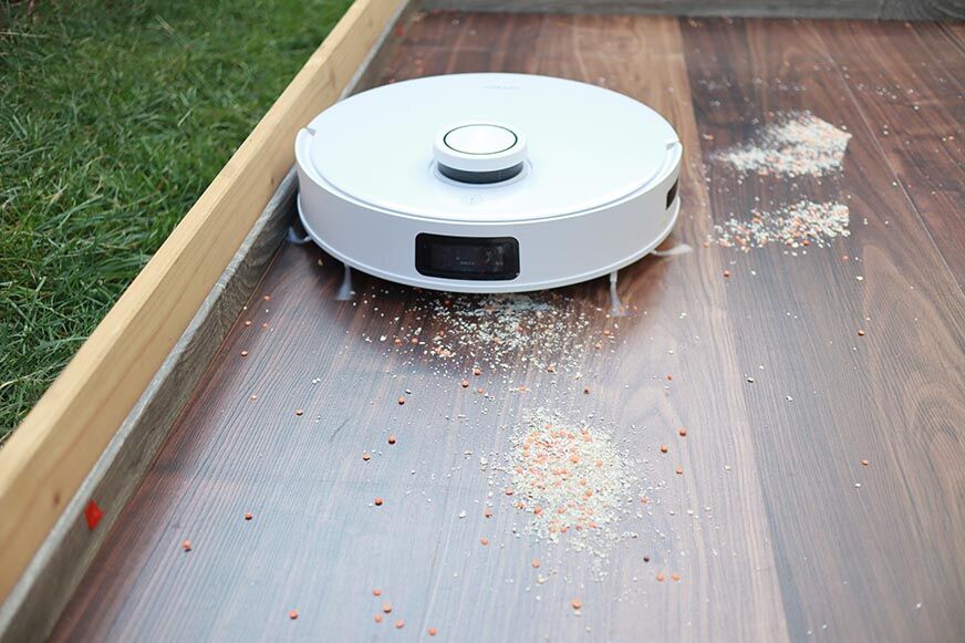 Der Ecovasc Deebot T10 reinigt entlang deiner Leiste.